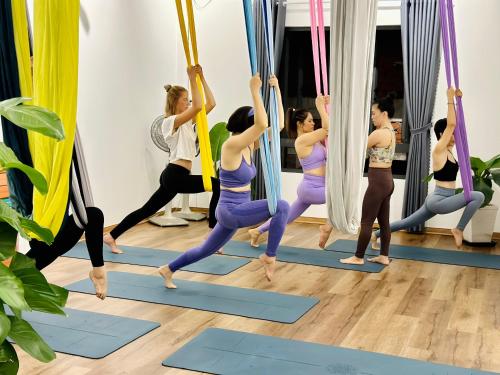 un grupo de mujeres haciendo yoga en una clase de pilates en Loka Home & Yoga, en Da Nang