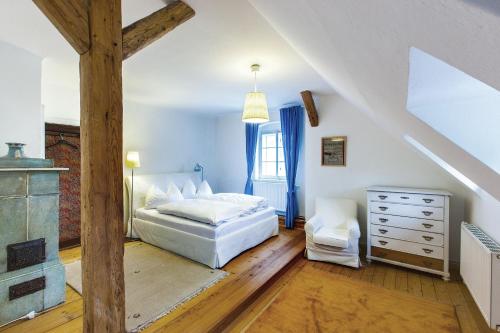 1 dormitorio con 1 cama y vestidor en el ático en Stadthaus Mariazell, en Mariazell