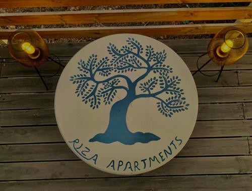 Et logo, certifikat, skilt eller en pris der bliver vist frem på Riza Apartments