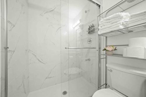 bagno bianco con doccia e servizi igienici di Entire NEW Cozy and Modern 2-storey HOUSE a Vancouver