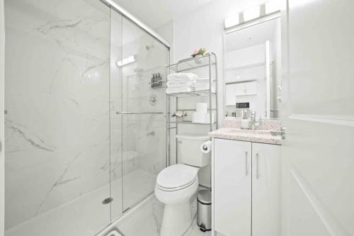 bagno bianco con doccia e servizi igienici di Entire NEW Cozy and Modern 2-storey HOUSE a Vancouver