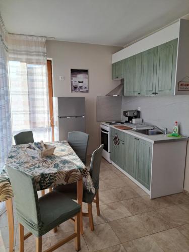 Cuisine ou kitchenette dans l'établissement Megi Apartments, Nesebar sity