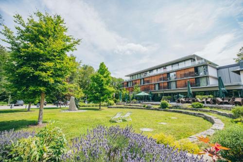 budynek z ogrodem przed nim w obiekcie Dorint Thermenhotel Freiburg we Fryburgu Bryzgowijskim