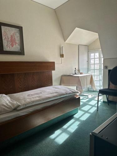 A bed or beds in a room at Schlosshotel Weilburg