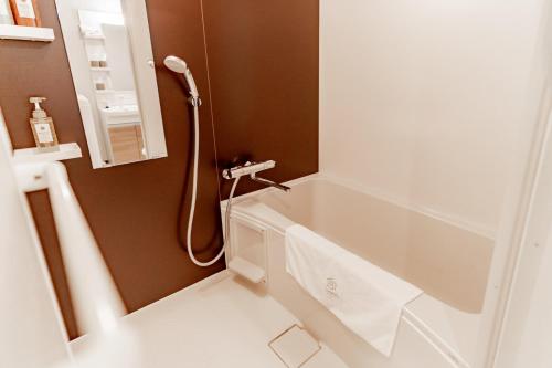 y baño con bañera y ducha. en SR難波 Sanctuary Residence, en Osaka