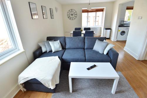 Un lugar para sentarse en Luxury 2 BR Fully Furnished Flat in Crawley - 2 FREE Parking Spaces