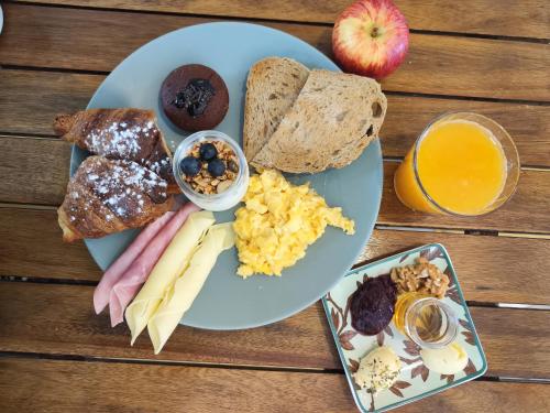 een bord ontbijtproducten met eieren toast en fruit bij Casa do Mar - Nazaré in Nazaré