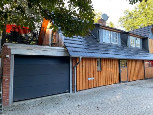 een garage met een blauwe garagedeur op een huis bij Steffens Hof in Worpswede