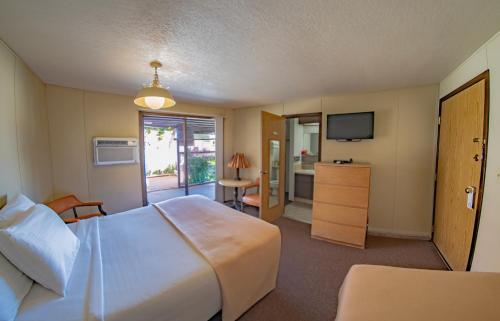 een hotelkamer met een groot bed en een televisie bij Marble Canyon Lodge in Marble Canyon