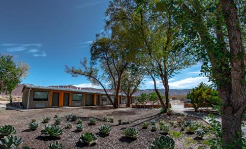 een huis in de woestijn met cactus bij Marble Canyon Lodge in Marble Canyon