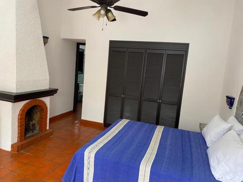 - une chambre avec un lit et un placard noir dans l'établissement Casa Yollotzin, à Ajijic