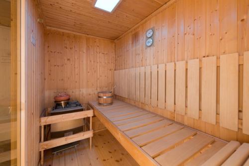 una sauna con banco y estufa en Hafenhotel zu Putbus, en Putbus