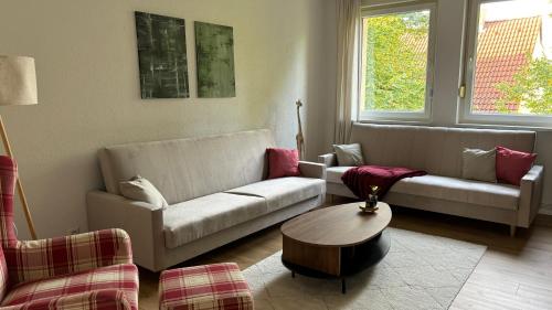 uma sala de estar com um sofá e uma mesa de centro em Bitterfelder Cityapartment im Dichterviertel em Bitterfeld