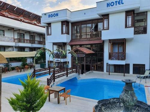 un hôtel avec une piscine en face d'un bâtiment dans l'établissement Agon Boutique Hotel, à Kemer