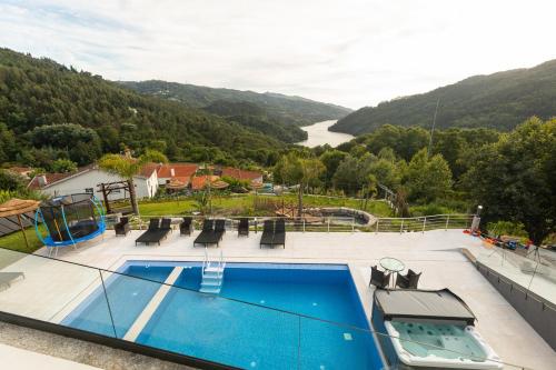 una piscina sul tetto con vista sul fiume di Quinta Flor de Lis, Gerês a Vieira do Minho