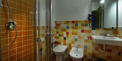 Kamar mandi di B&B ai Condotti di Pisa da Filippo