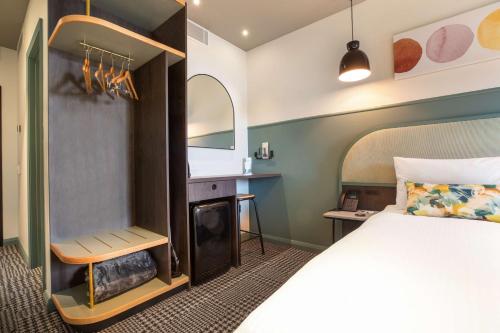 una camera d'albergo con letto e cucina di The Brook by Nightcap Plus a Brisbane