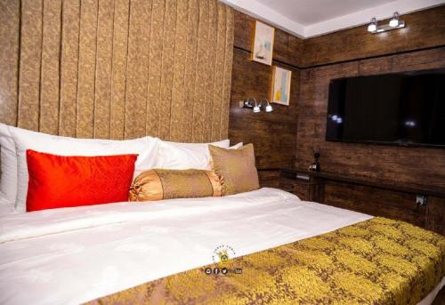 A bed or beds in a room at Joker Hotel and Suites