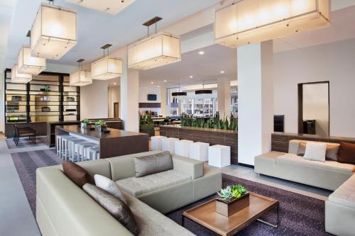 ein Wohnzimmer mit Sofas und einer Bar in der Unterkunft Element Boston Seaport District in Boston