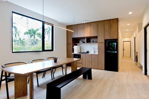 een keuken en eetkamer met een tafel en stoelen bij Codrington House - Boutique Apartments in George Town