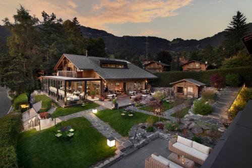 eine Luftansicht eines Hauses mit Garten in der Unterkunft Les Mazots du Clos in Villars-sur-Ollon