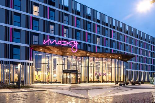 uma representação do átrio de um edifício da Macys em Moxy Poznań Airport em Poznań