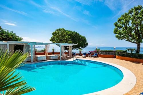 una piscina con vista sull'oceano di Hotel Villa Poseidon & Events a Salerno