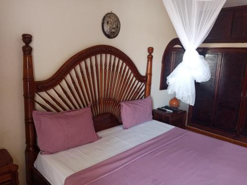 A bed or beds in a room at Kakatar Family Residence , Yoff