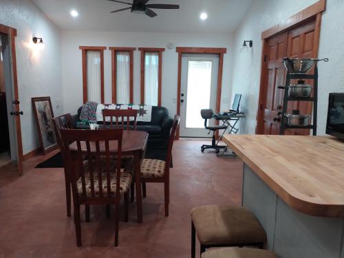 een woonkamer met een tafel en stoelen en een bank bij Black Star Ranch Vineyard in Pahrump