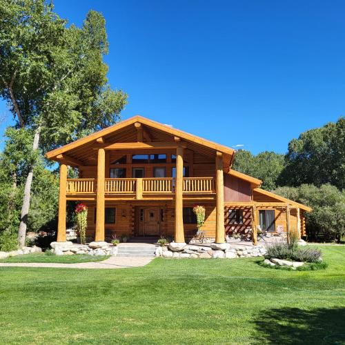 ein großes Blockhaus mit einer großen Veranda in der Unterkunft BuffaloPeaks Lodge in Buena Vista