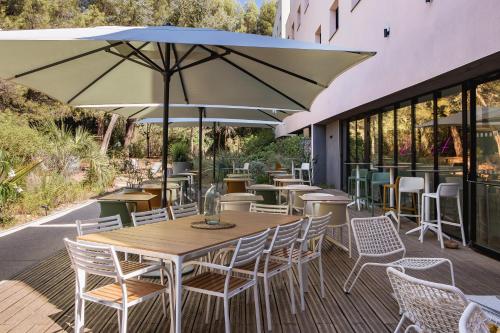 Patio atau area outdoor lain di Holiday Inn - Marseille Airport, an IHG Hotel