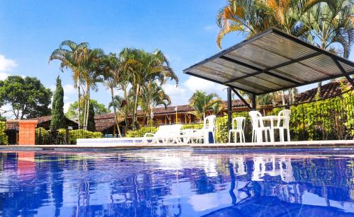 Piscina de la sau aproape de Hotel Quindio Campestre