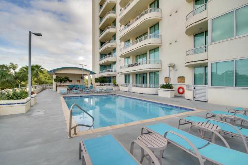 Басейн в Beachfront Biloxi Condo Balcony and Community Perks або поблизу