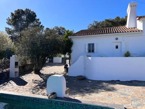 uma casa branca ao lado de uma piscina em Casa Dos Galegos em Marvão