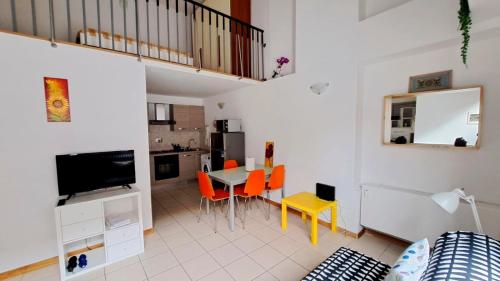 een woonkamer met een tafel en oranje stoelen bij Gemme Fiorentine Apartments in front of the train station 5 minutes from the centre Free parking in Florence