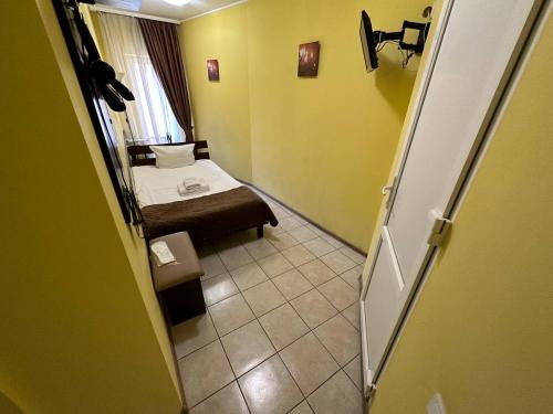 uma vista para um quarto com uma cama e um corredor em Готель Цісар em Lviv