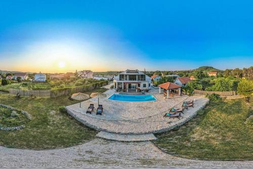 Басейн в Luxury villa with a swimming pool Vrpolje, Sibenik - 21843 або поблизу