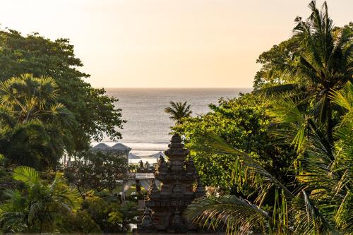 een uitzicht op de oceaan vanuit een resort bij Bali Garden Beach Resort in Kuta