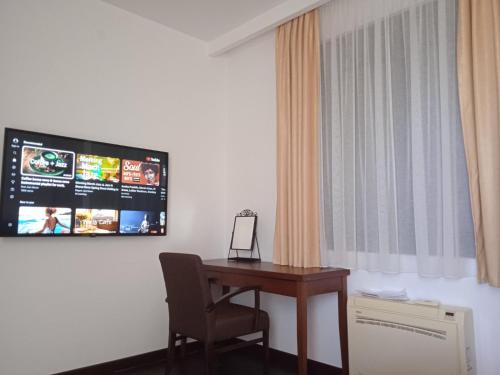 TV in/ali zabaviščno središče v nastanitvi Apartments Kuce Lekovica Beach & snack bar- Bistro