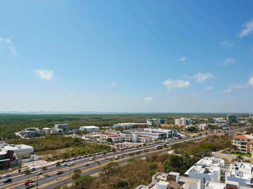 una vista aerea di una città con traffico su un'autostrada di Ibis Cancun Centro a Cancún