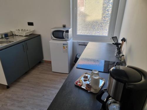 - une cuisine avec une table et un plateau de nourriture dans l'établissement Appartement sympathique, à Vendeuvre-sur-Barse