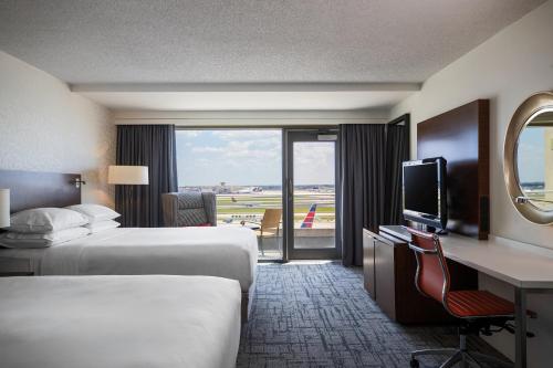 Ліжко або ліжка в номері Renaissance Concourse Atlanta Airport Hotel