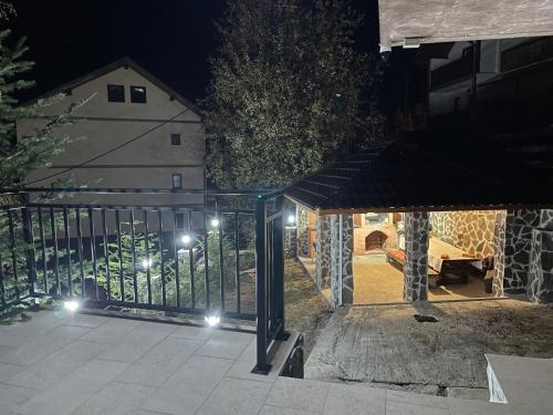 Blick auf eine Terrasse in der Nacht mit Lichtern in der Unterkunft Pensiunea Joe Paltinis in Păltiniş