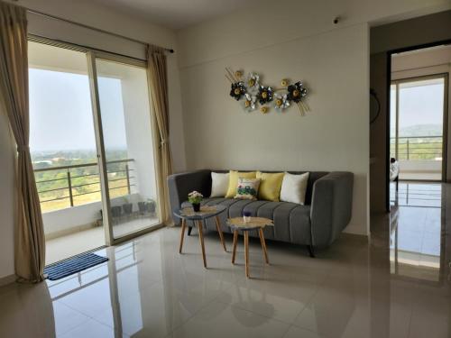 Uma área de estar em Trinity Stays Nashik - Mountain view apartment close to Sula