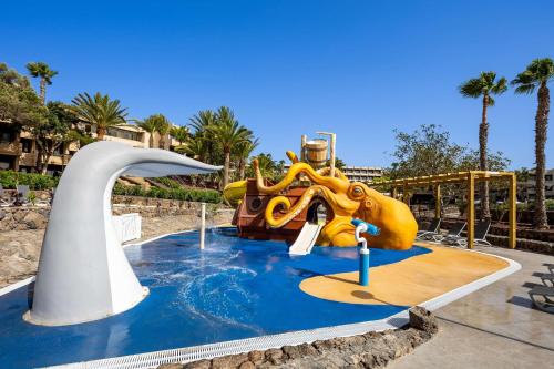 The swimming pool at or close to Barceló Lanzarote Active Resort