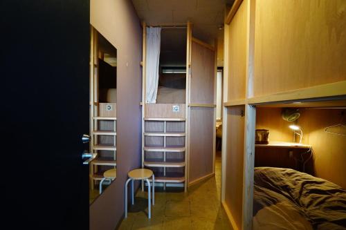 Cette petite chambre comprend un lit et une chaise. dans l'établissement La Union - Vacation STAY 99795v, à Fukushima