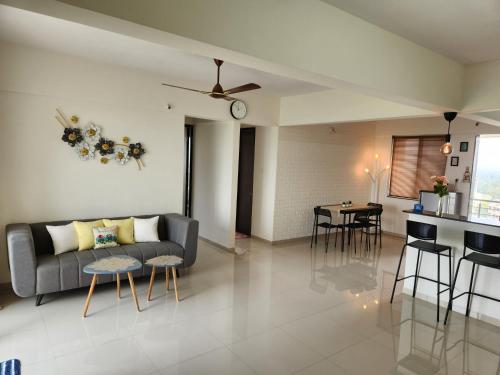 Uma área de estar em Trinity Stays Nashik - Mountain view apartment close to Sula