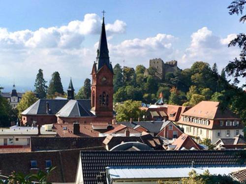 En generell vy över Badenweiler eller utsikten över staden från lägenheten