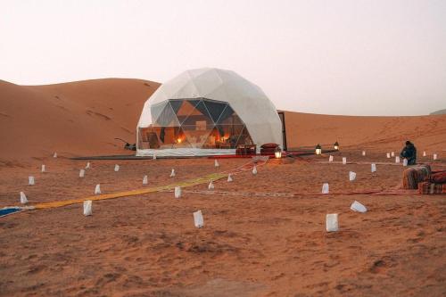 een tent in de woestijn met een vuur erin bij Golden Desert Camp Al Wasil in Al Wāşil