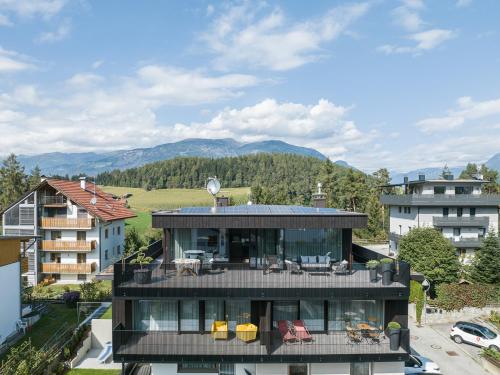 una casa con balcone con vista sulle montagne sullo sfondo di Luis Chalet a Brunico